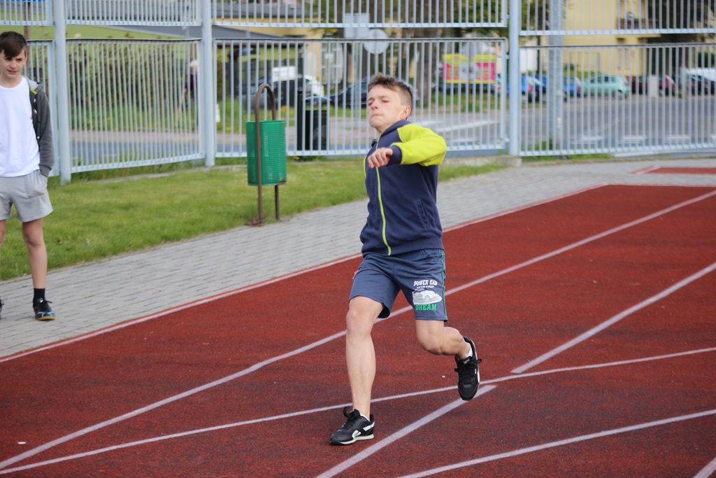 Legniccy uczniowie rywalizowali w czworoboju lekkoatletycznym