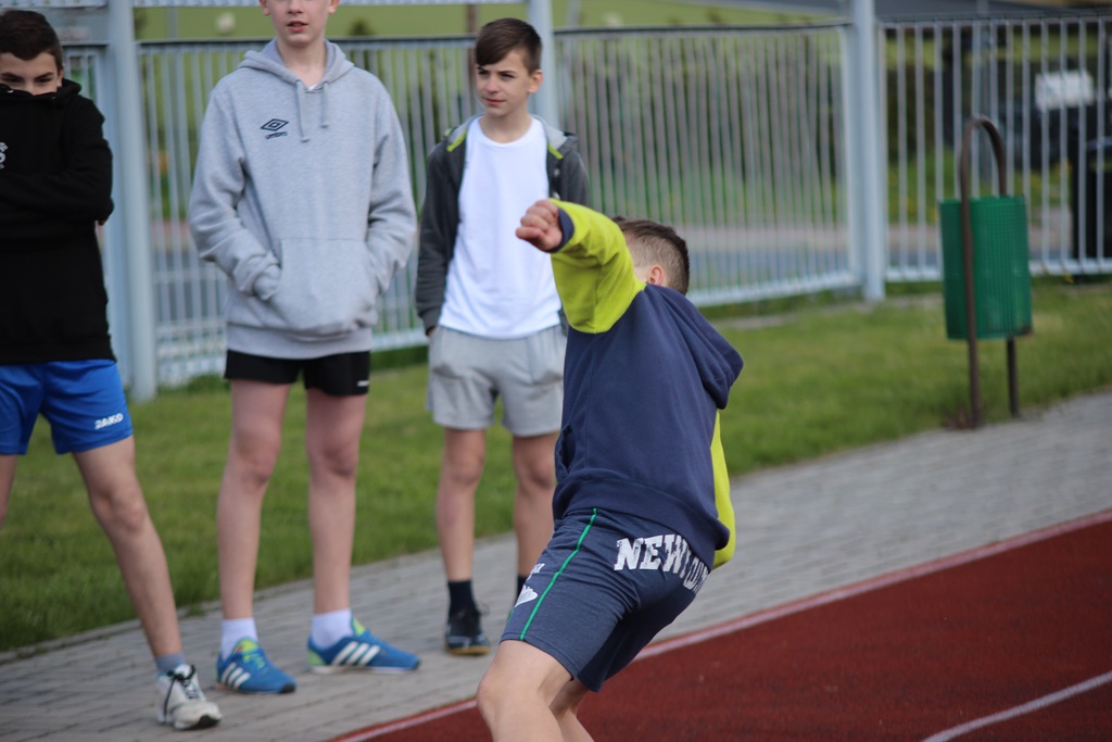 Legniccy uczniowie rywalizowali w czworoboju lekkoatletycznym
