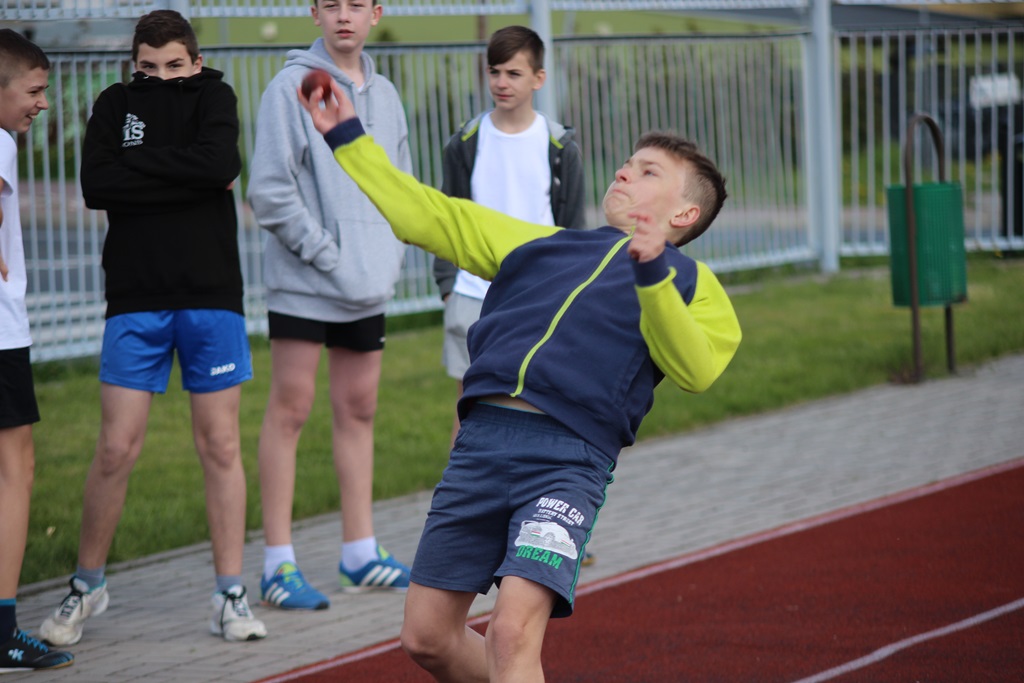Legniccy uczniowie rywalizowali w czworoboju lekkoatletycznym