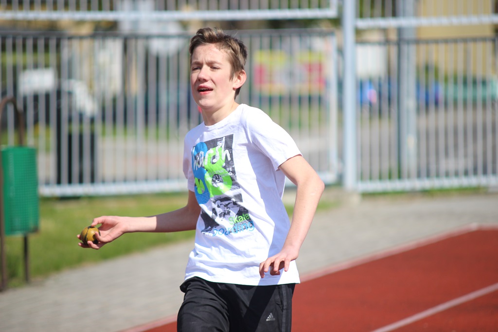 Legniccy uczniowie rywalizowali w czworoboju lekkoatletycznym