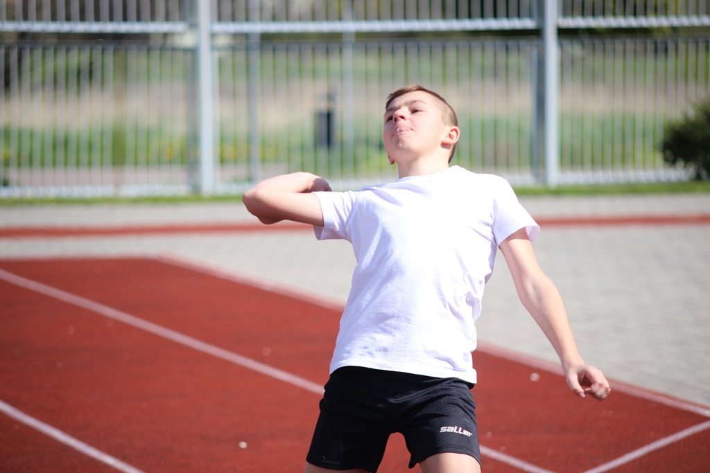 Legniccy uczniowie rywalizowali w czworoboju lekkoatletycznym