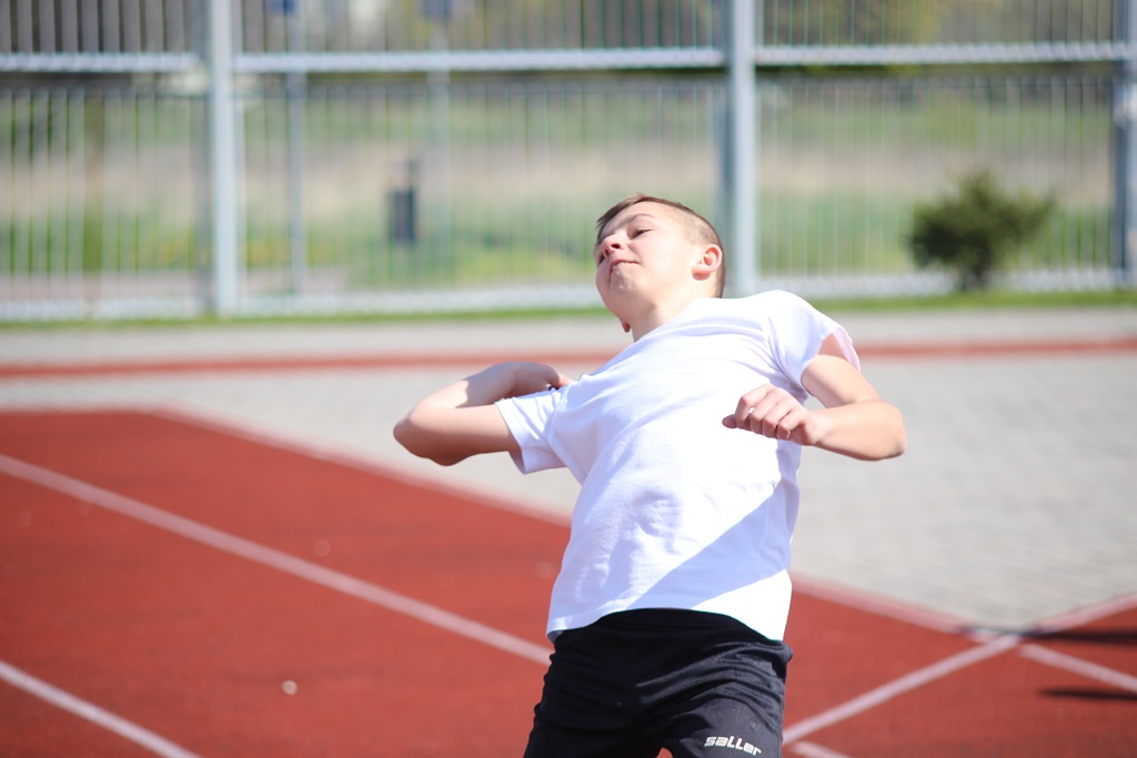 Legniccy uczniowie rywalizowali w czworoboju lekkoatletycznym