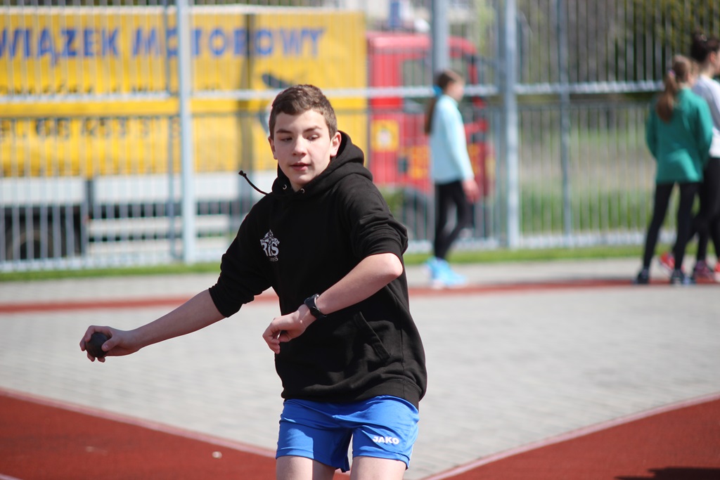 Legniccy uczniowie rywalizowali w czworoboju lekkoatletycznym