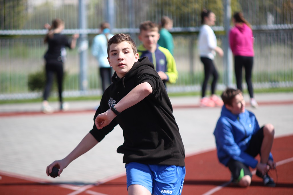 Legniccy uczniowie rywalizowali w czworoboju lekkoatletycznym
