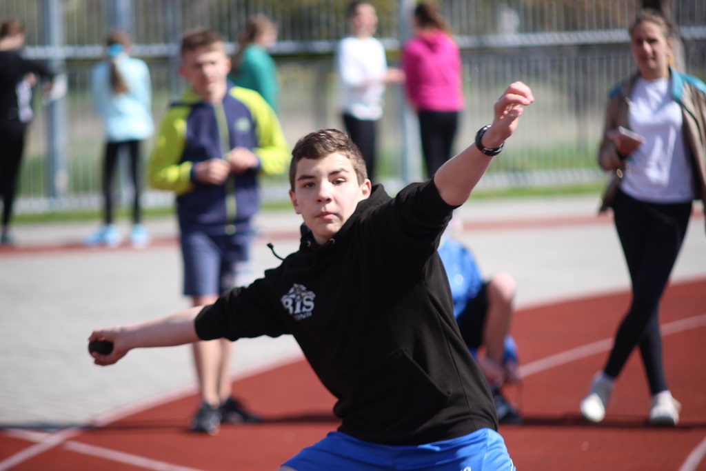 Legniccy uczniowie rywalizowali w czworoboju lekkoatletycznym