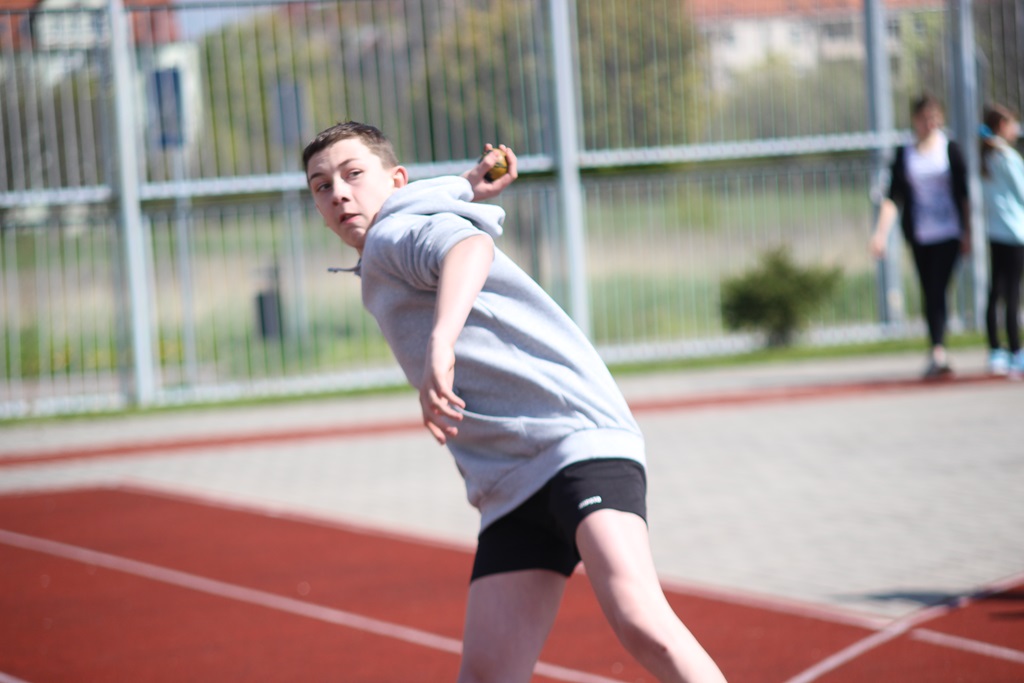 Legniccy uczniowie rywalizowali w czworoboju lekkoatletycznym