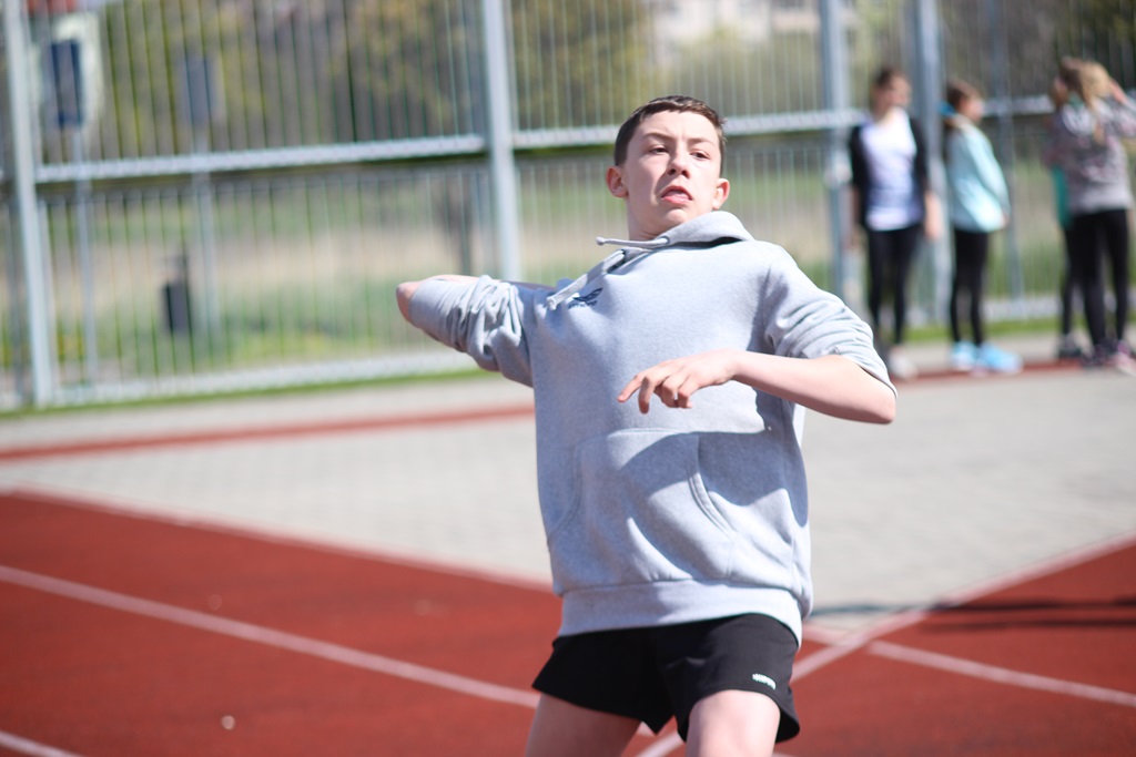 Legniccy uczniowie rywalizowali w czworoboju lekkoatletycznym