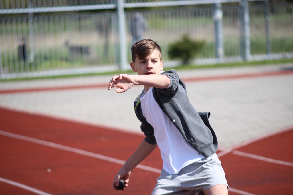 Legniccy uczniowie rywalizowali w czworoboju lekkoatletycznym