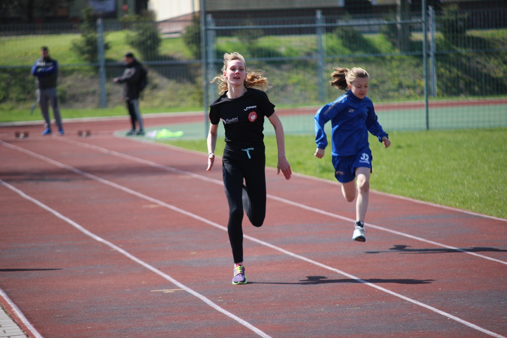 Legniccy uczniowie rywalizowali w czworoboju lekkoatletycznym