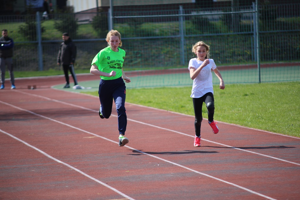 Legniccy uczniowie rywalizowali w czworoboju lekkoatletycznym