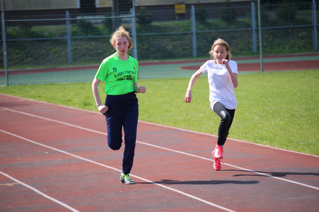 Legniccy uczniowie rywalizowali w czworoboju lekkoatletycznym