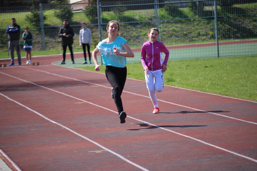 Legniccy uczniowie rywalizowali w czworoboju lekkoatletycznym