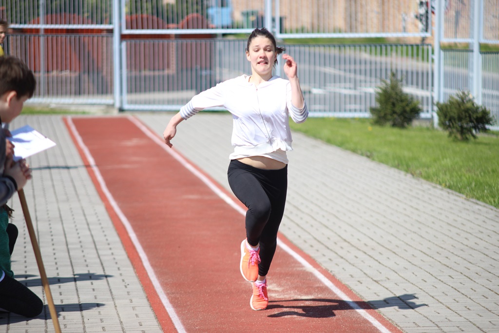 Legniccy uczniowie rywalizowali w czworoboju lekkoatletycznym