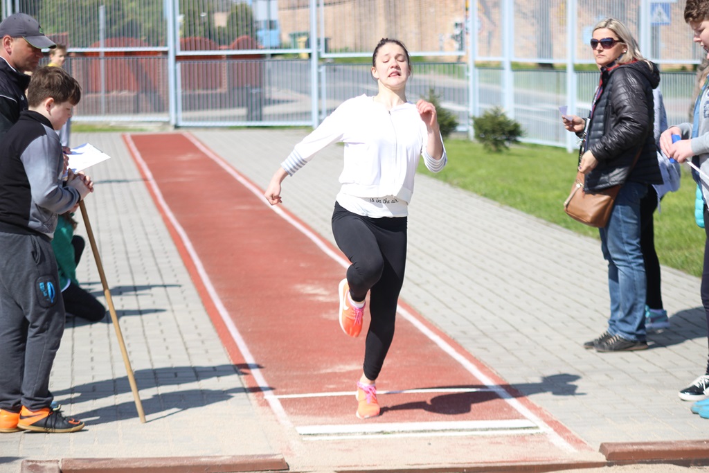 Legniccy uczniowie rywalizowali w czworoboju lekkoatletycznym