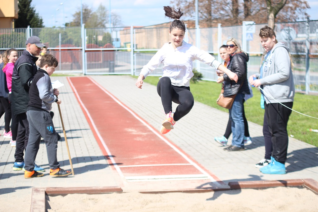 Legniccy uczniowie rywalizowali w czworoboju lekkoatletycznym