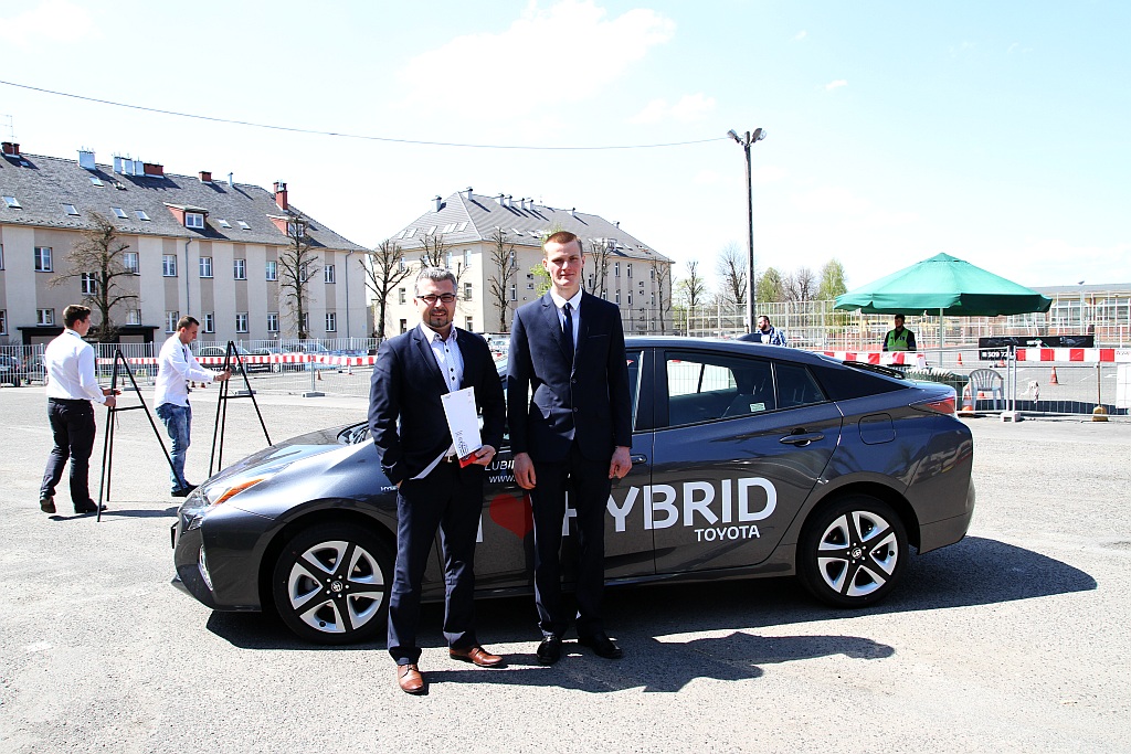 Najlepszy uczeń w samochodówce otrzymał Toyotę Prius