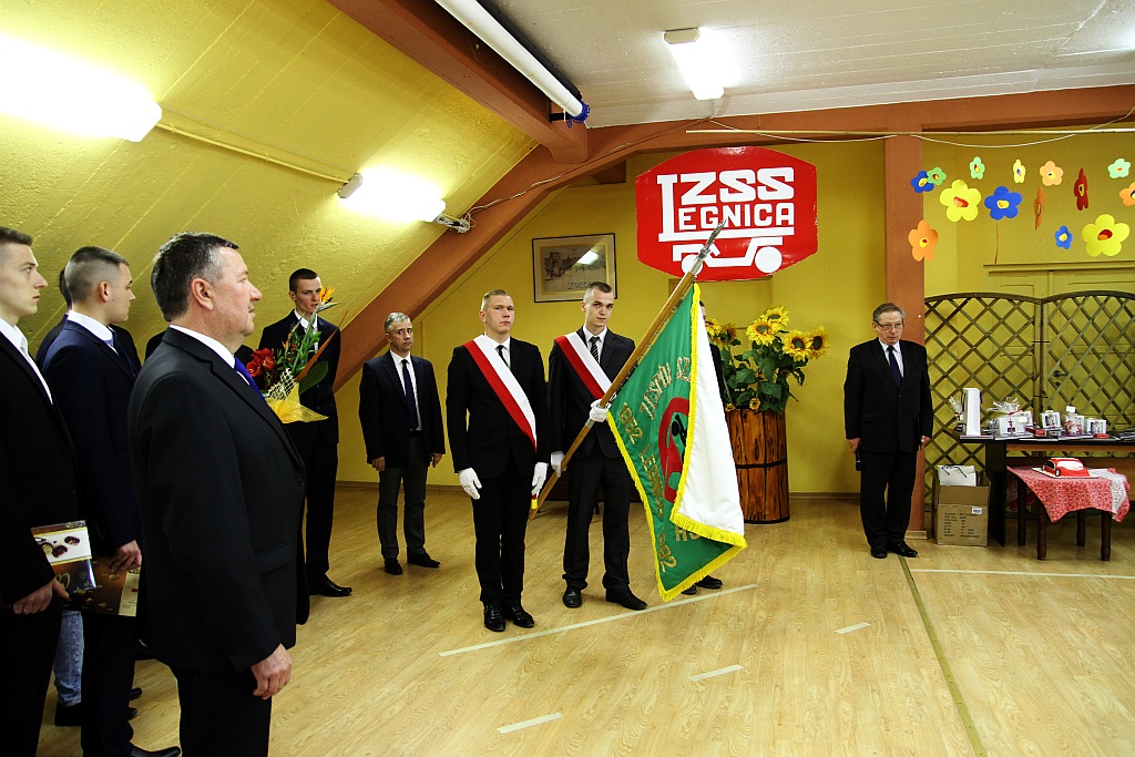 Najlepszy uczeń w samochodówce otrzymał Toyotę Prius