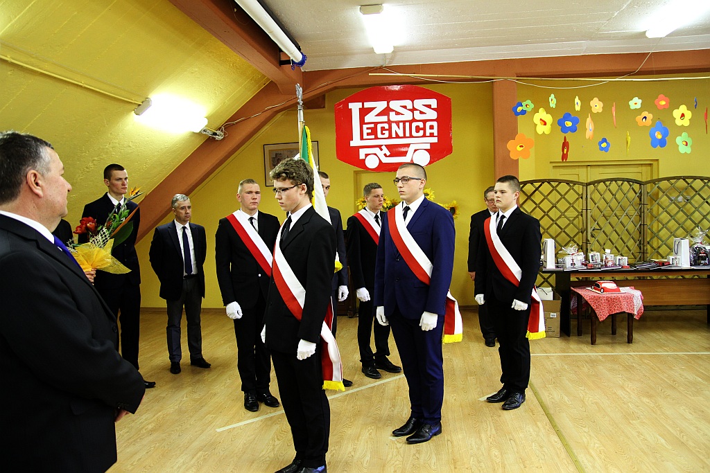 Najlepszy uczeń w samochodówce otrzymał Toyotę Prius