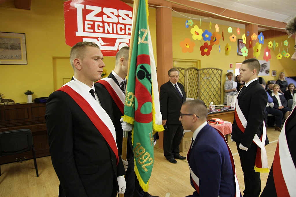 Najlepszy uczeń w samochodówce otrzymał Toyotę Prius