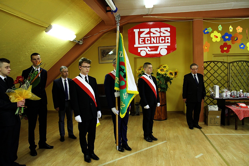 Najlepszy uczeń w samochodówce otrzymał Toyotę Prius