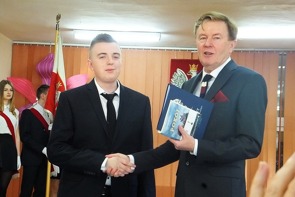 W VI Liceum Ogólnokształcącym maturzyści odebrali świadectwa