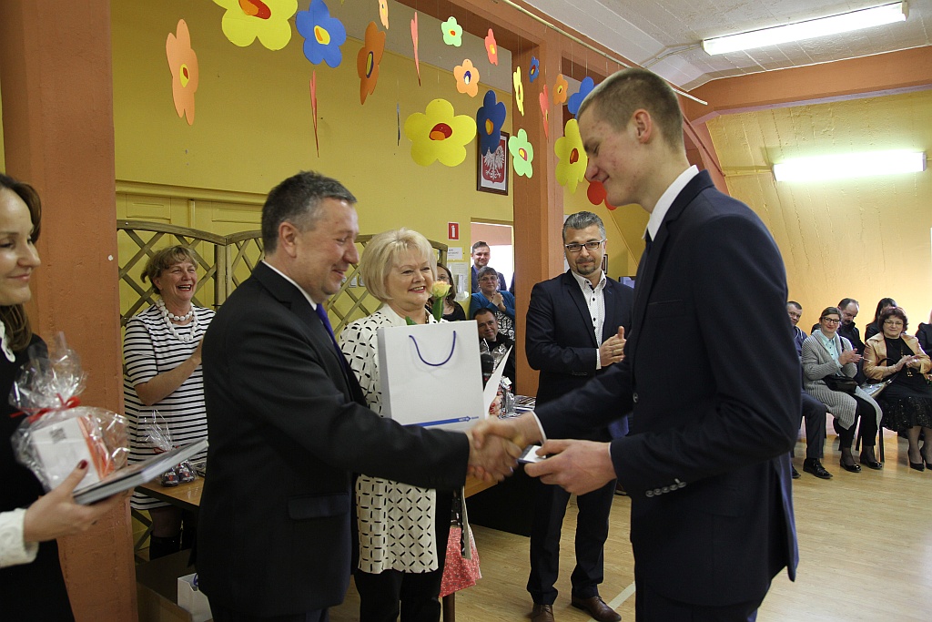 Najlepszy uczeń w samochodówce otrzymał Toyotę Prius