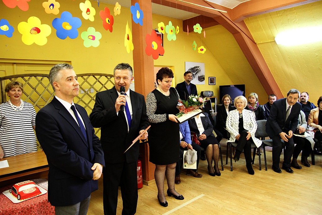 Najlepszy uczeń w samochodówce otrzymał Toyotę Prius