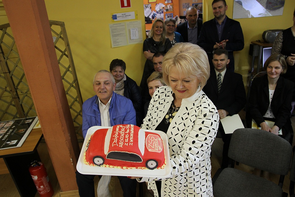 Najlepszy uczeń w samochodówce otrzymał Toyotę Prius