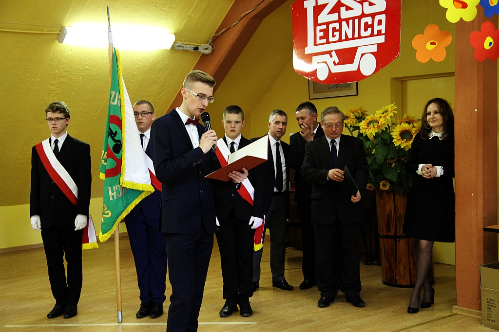 Najlepszy uczeń w samochodówce otrzymał Toyotę Prius