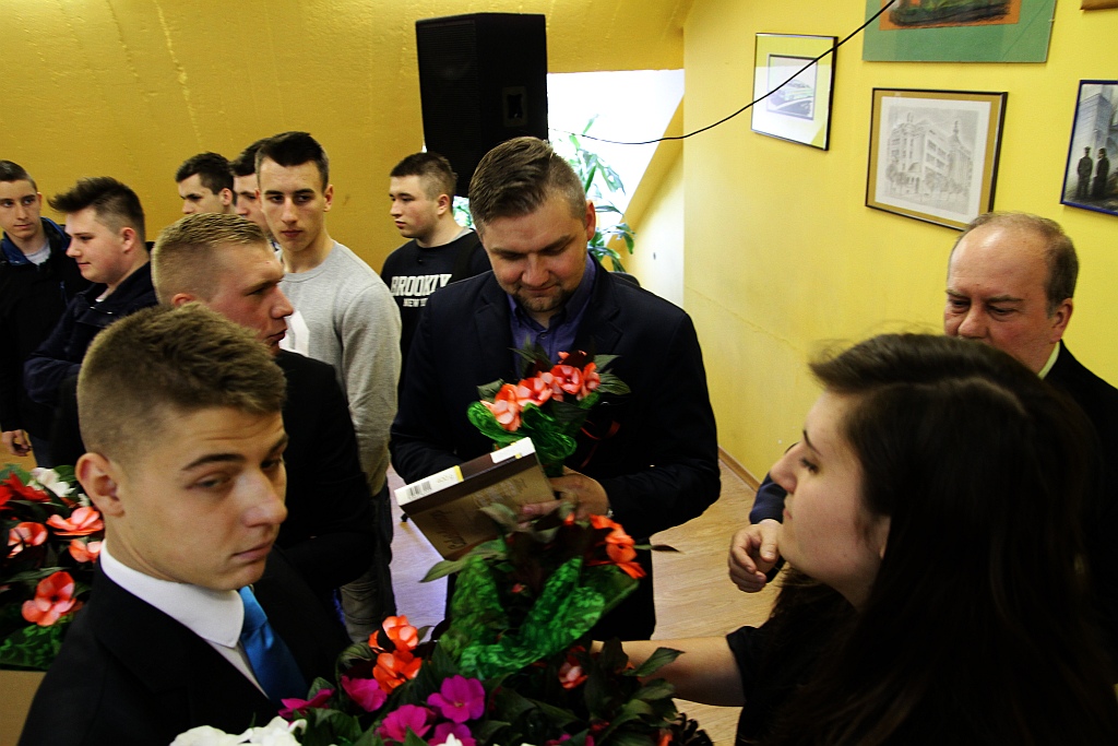 Najlepszy uczeń w samochodówce otrzymał Toyotę Prius