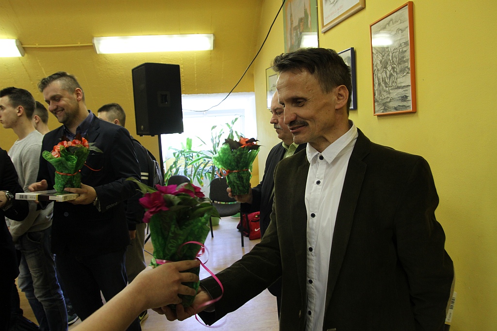 Najlepszy uczeń w samochodówce otrzymał Toyotę Prius