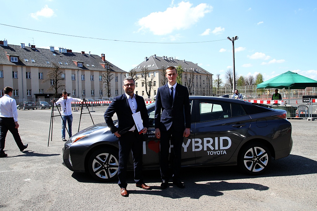 Najlepszy uczeń w samochodówce otrzymał Toyotę Prius