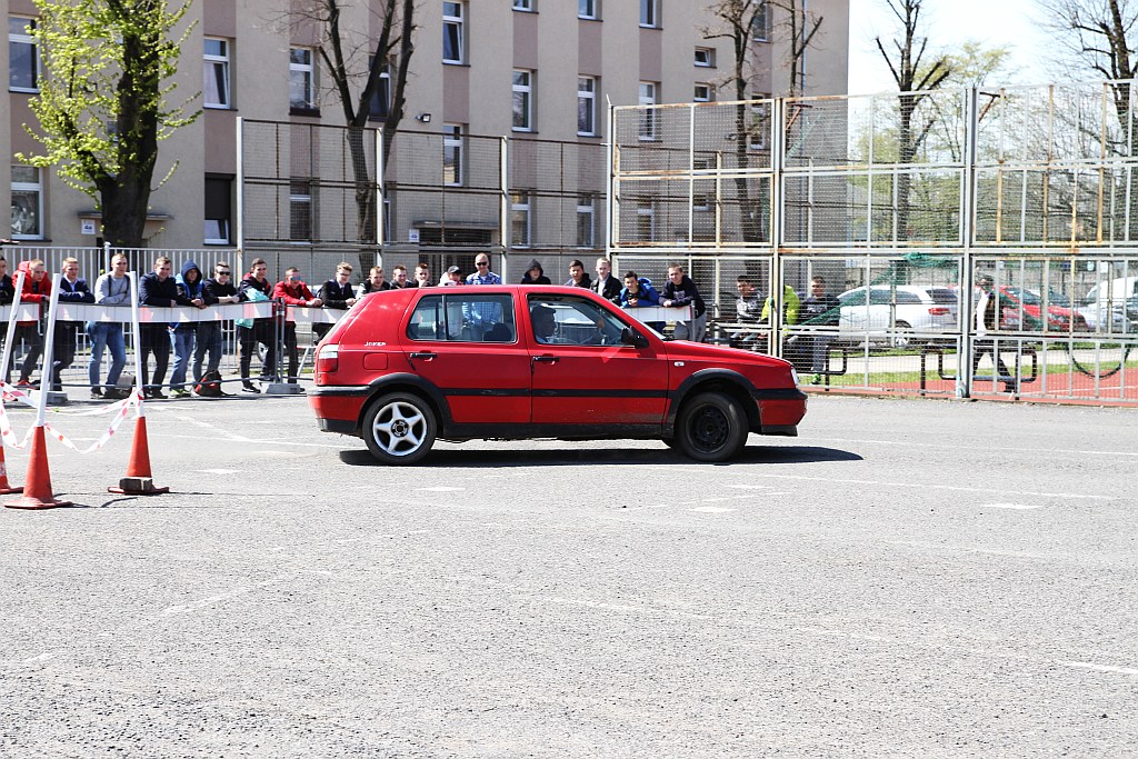 Najlepszy uczeń w samochodówce otrzymał Toyotę Prius