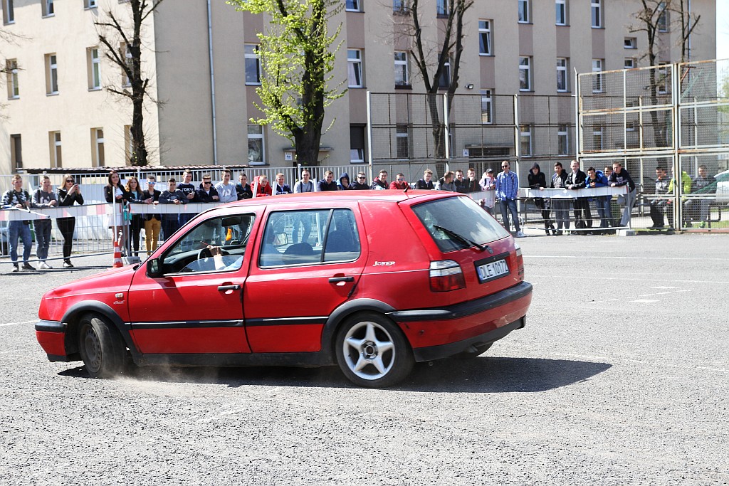 Najlepszy uczeń w samochodówce otrzymał Toyotę Prius