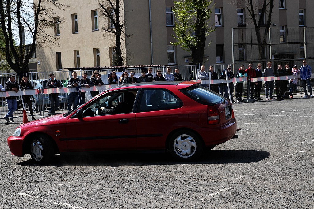 Najlepszy uczeń w samochodówce otrzymał Toyotę Prius