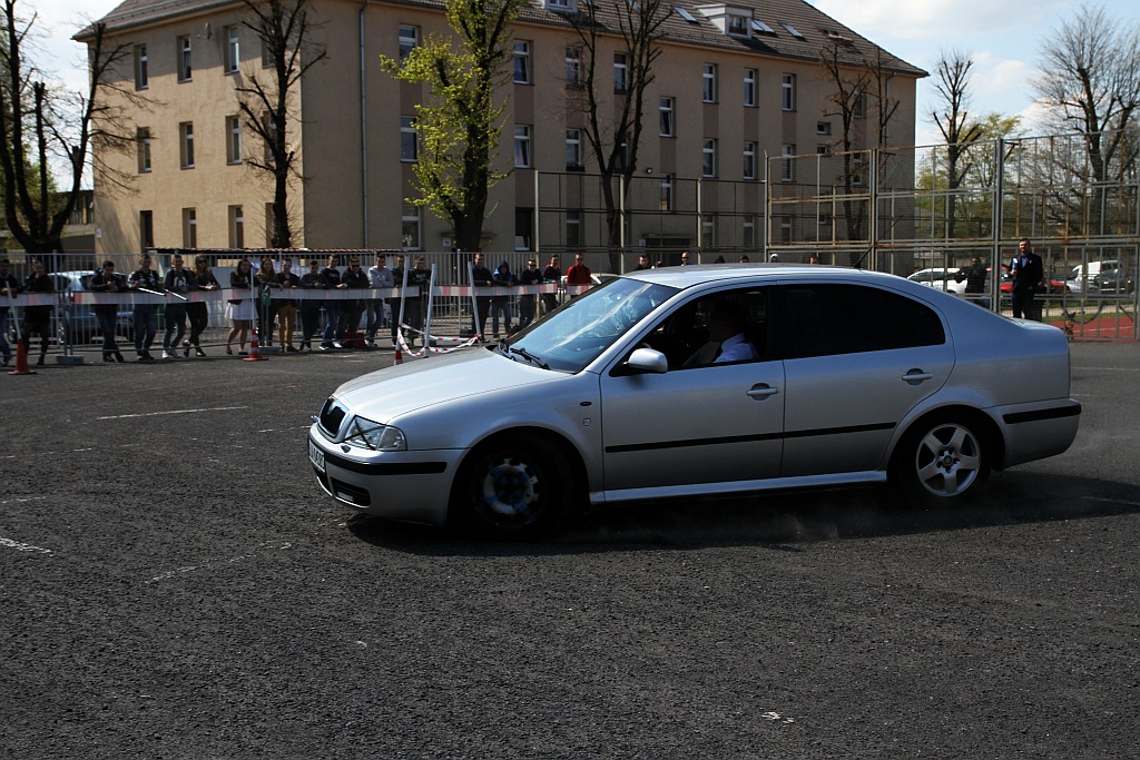 Najlepszy uczeń w samochodówce otrzymał Toyotę Prius
