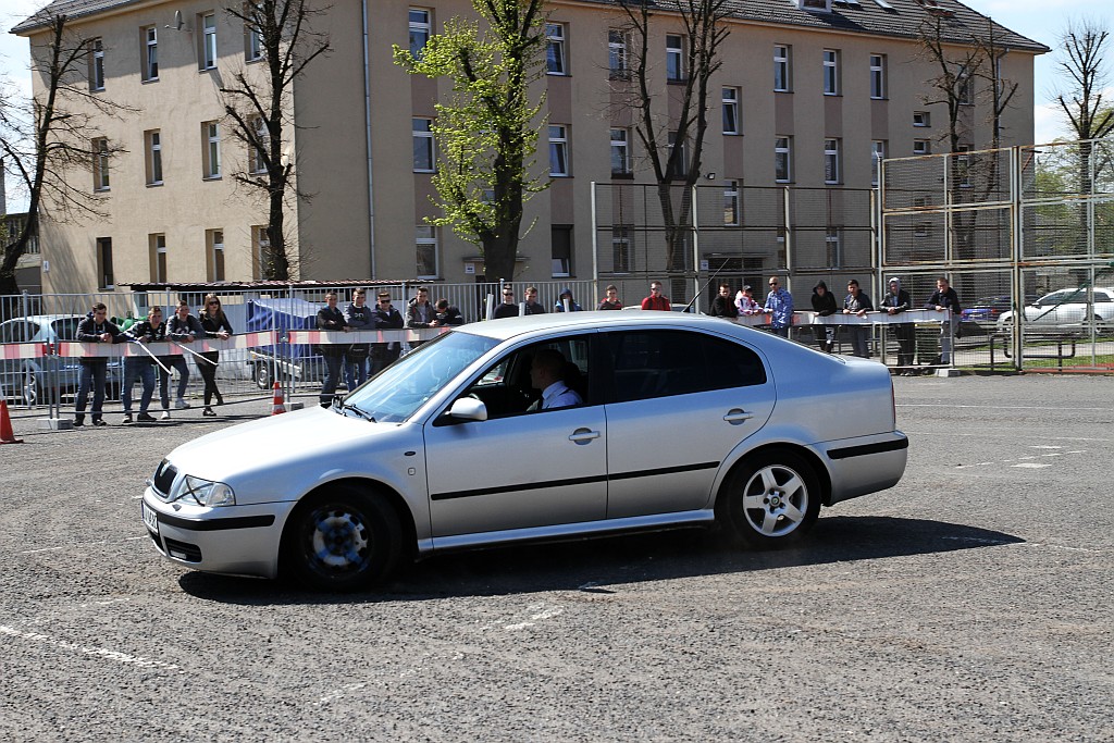 Najlepszy uczeń w samochodówce otrzymał Toyotę Prius