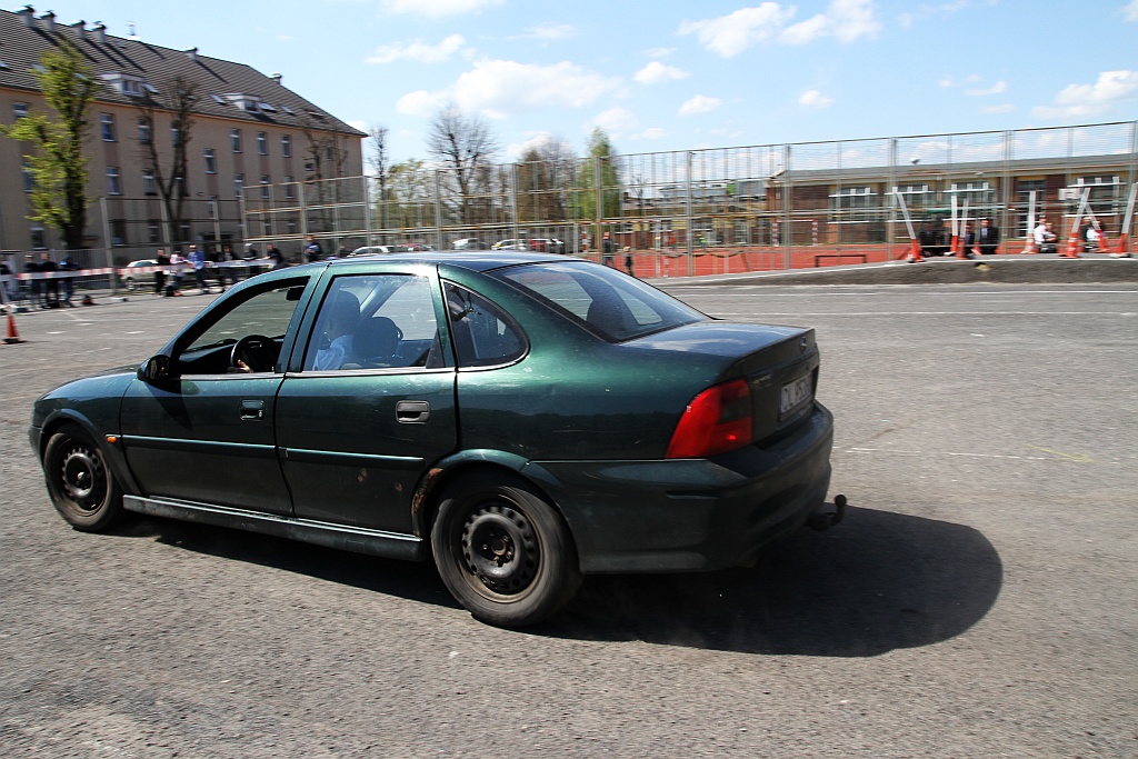 Najlepszy uczeń w samochodówce otrzymał Toyotę Prius