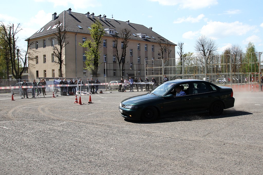 Najlepszy uczeń w samochodówce otrzymał Toyotę Prius