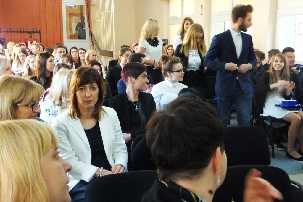 W VI Liceum Ogólnokształcącym maturzyści odebrali świadectwa