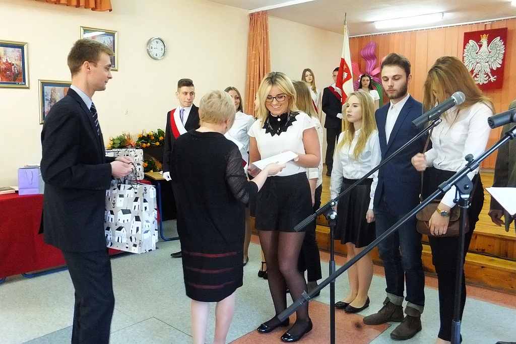 W VI Liceum Ogólnokształcącym maturzyści odebrali świadectwa