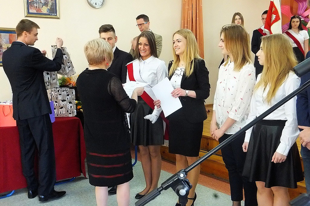 W VI Liceum Ogólnokształcącym maturzyści odebrali świadectwa