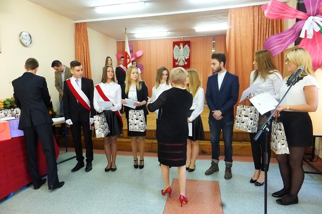 W VI Liceum Ogólnokształcącym maturzyści odebrali świadectwa