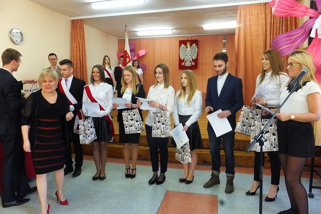 W VI Liceum Ogólnokształcącym maturzyści odebrali świadectwa