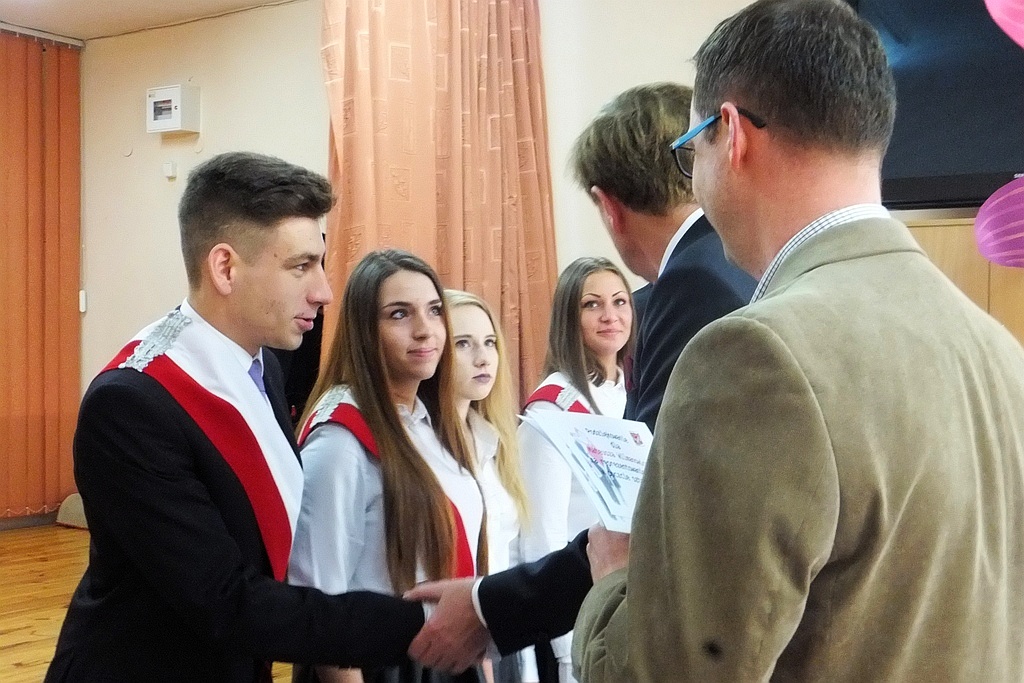 W VI Liceum Ogólnokształcącym maturzyści odebrali świadectwa