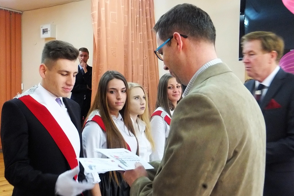 W VI Liceum Ogólnokształcącym maturzyści odebrali świadectwa