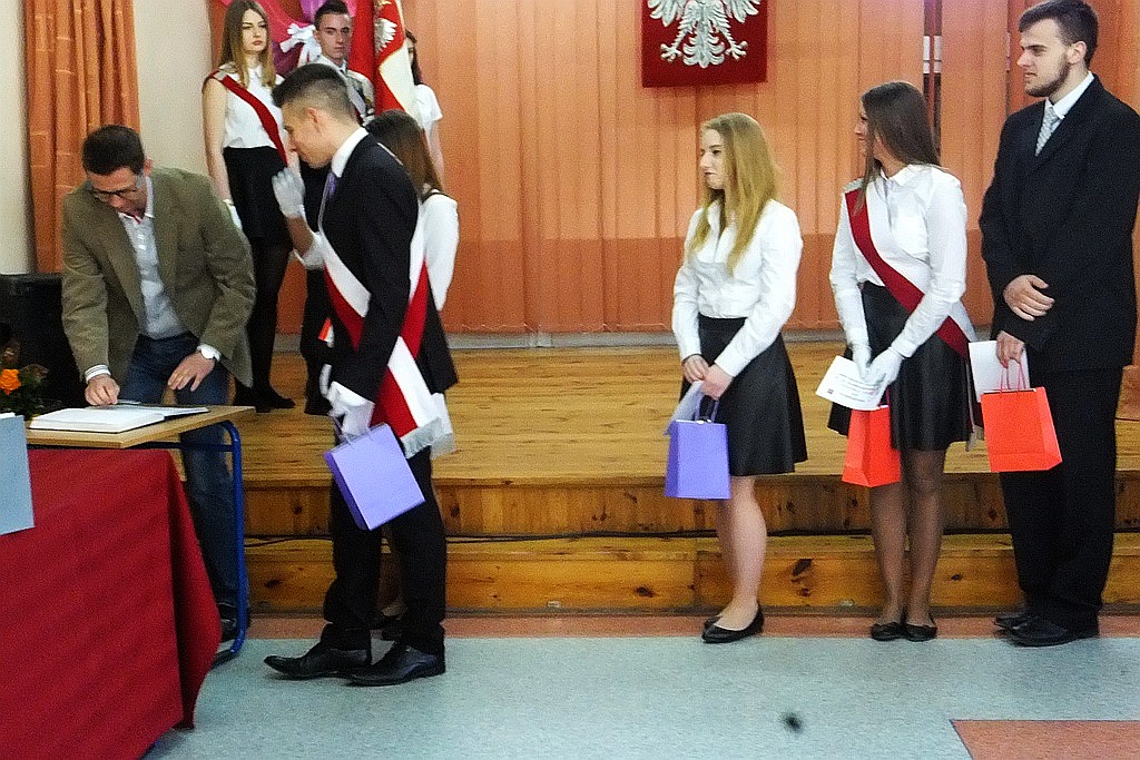 W VI Liceum Ogólnokształcącym maturzyści odebrali świadectwa