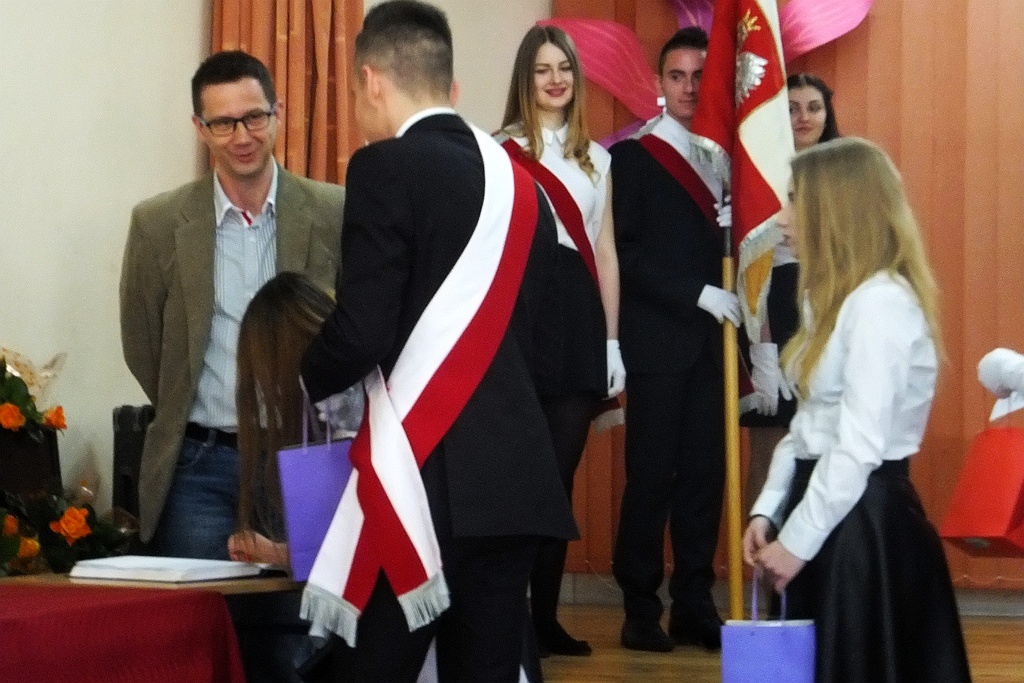 W VI Liceum Ogólnokształcącym maturzyści odebrali świadectwa