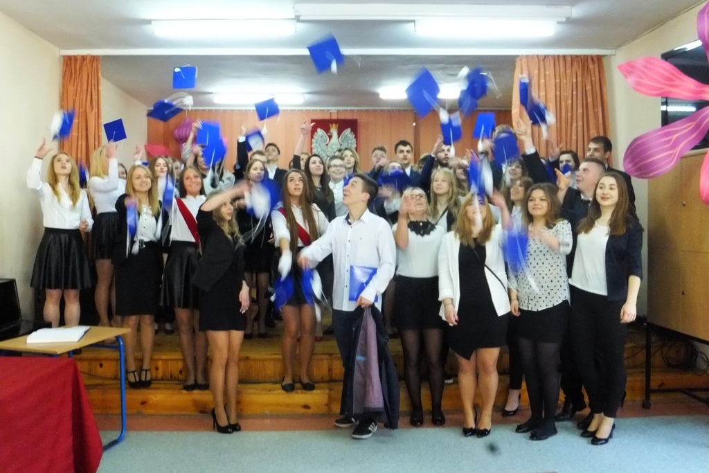 W VI Liceum Ogólnokształcącym maturzyści odebrali świadectwa