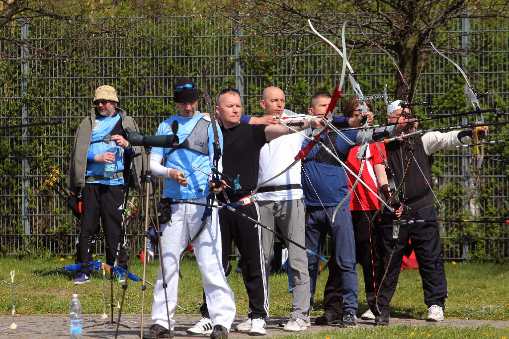 Ponad stu łuczników rywalizuje w turnieju łuczniczym